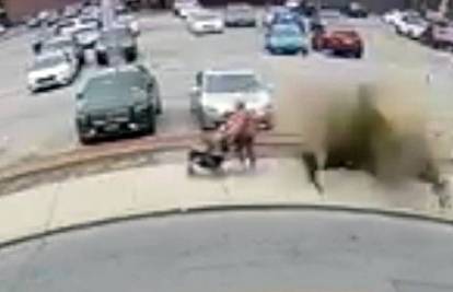 VIDEO Žena i dijete u kolicima 'za dlaku' su izbjegli eksploziju šahta, poklopac odletio u zrak!