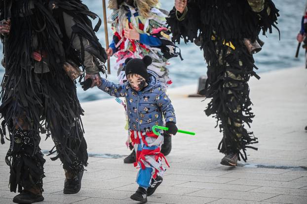 Šarena povorka maskiranih skupina u Splitu