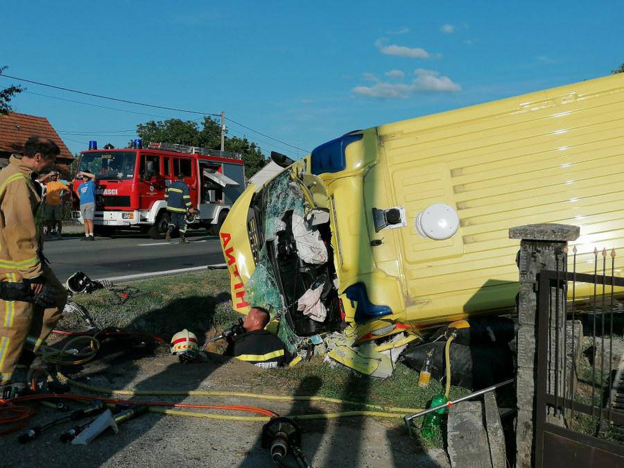 Pijani vozač je skrenuo u lijevo a Hitna ga preticala: Udarili su u betonski most i prevrnuli se...