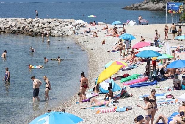 Rijeka: Kupači uživaju u kupanju i sunčanju na plaži Ploče na Kantridi
