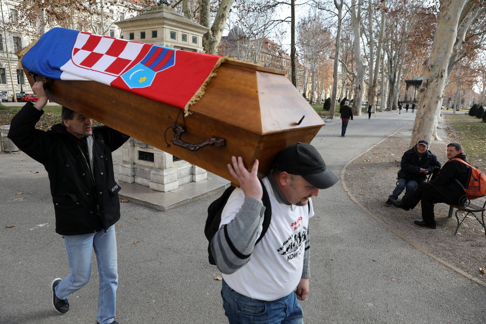 Zagreb: Aktivist Josip donio lijes pokriven hrvatskom zastavom na Trg bana JelaÄiÄa