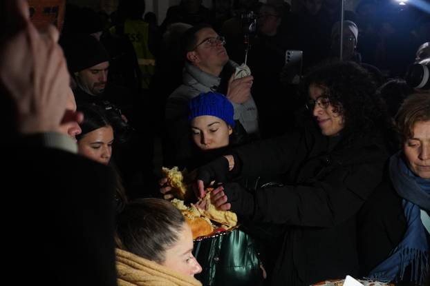 Beograd: Studenti u blokadi organizirali su ispred zgrade Rektorata skup pod nazivom "Znanje je moć"