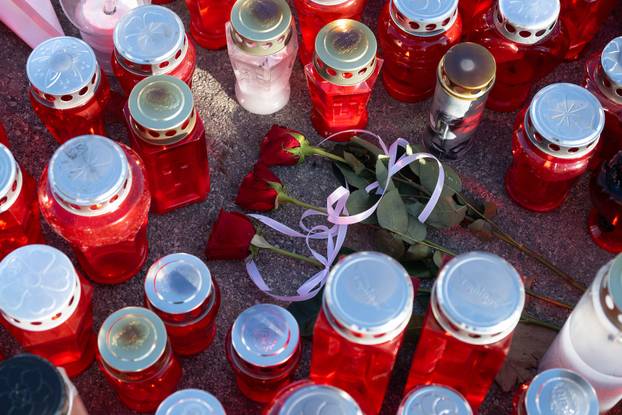 Zagreb: Poruke i svijeće za stradale u Osnovnoj školi Prečko 