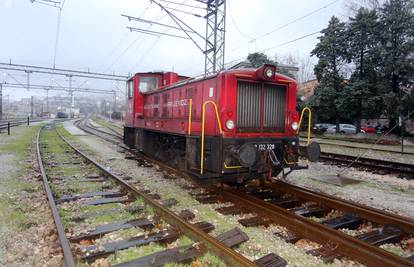 Lokomotiva HŽ-a ispala iz tračnica na riječkom kolodvoru