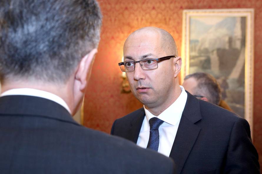 Ništa od ostavke? 'Premijer je dao podršku ministru Kovačiću'