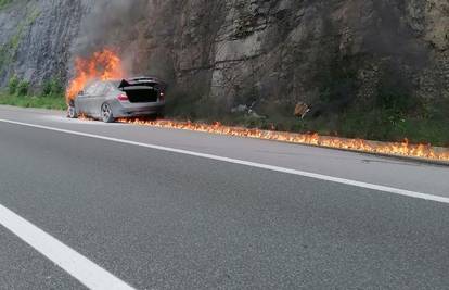 VIDEO Pogledajte kako je na A1 vatra progutala luksuzni auto