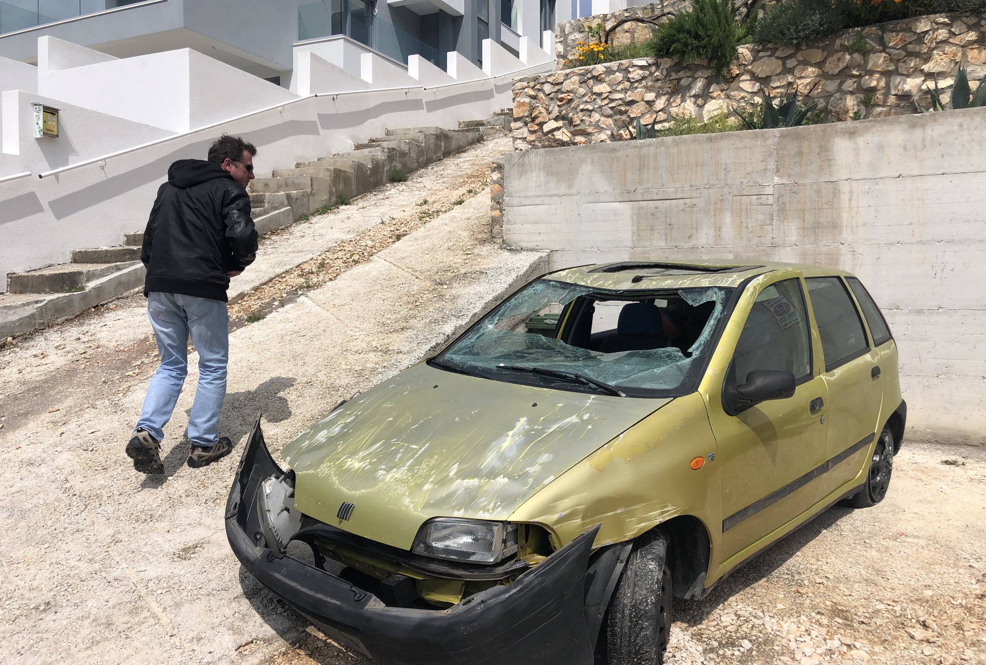 U Vinišću poginuo 52-godišnjak, sletio automobilom u more