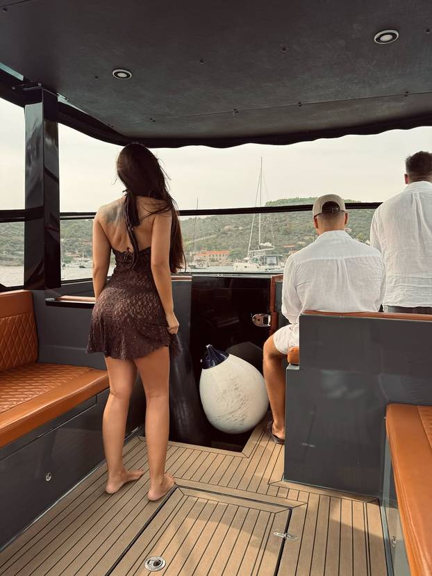 FOTO Jao, Žanamari! Pokazala crne tangice u čipkastoj haljini