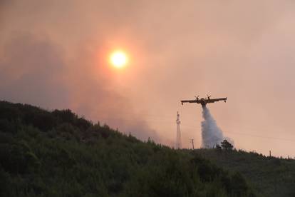 FOTO Teška noć u Tučepima: Umorni vatrogasci leže na cesti, vatra zahvatila kuće, ranč...