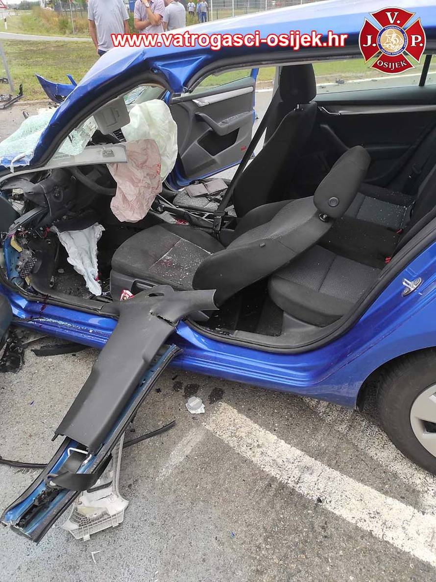 VIDEO Strašan sudar kamiona i auta kod Osijeka: Vozača (36) bez svijesti prevezli u bolnicu