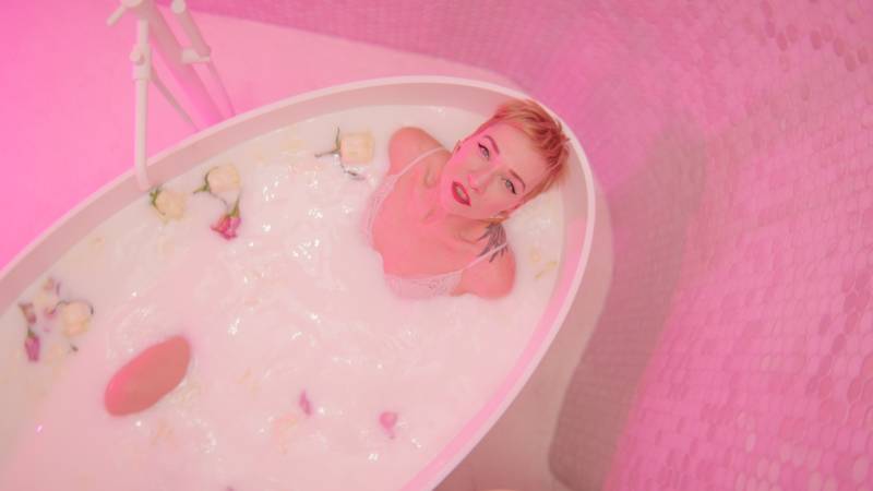 Remi je u spotu za novu pjesmu otkrila tko je njen partner!