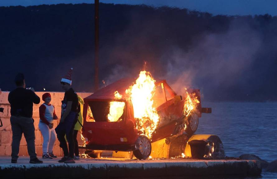 Kaštel Kambelovac: Održan Kambelovski krnjeval i zapaljen krnje “ Yugo”