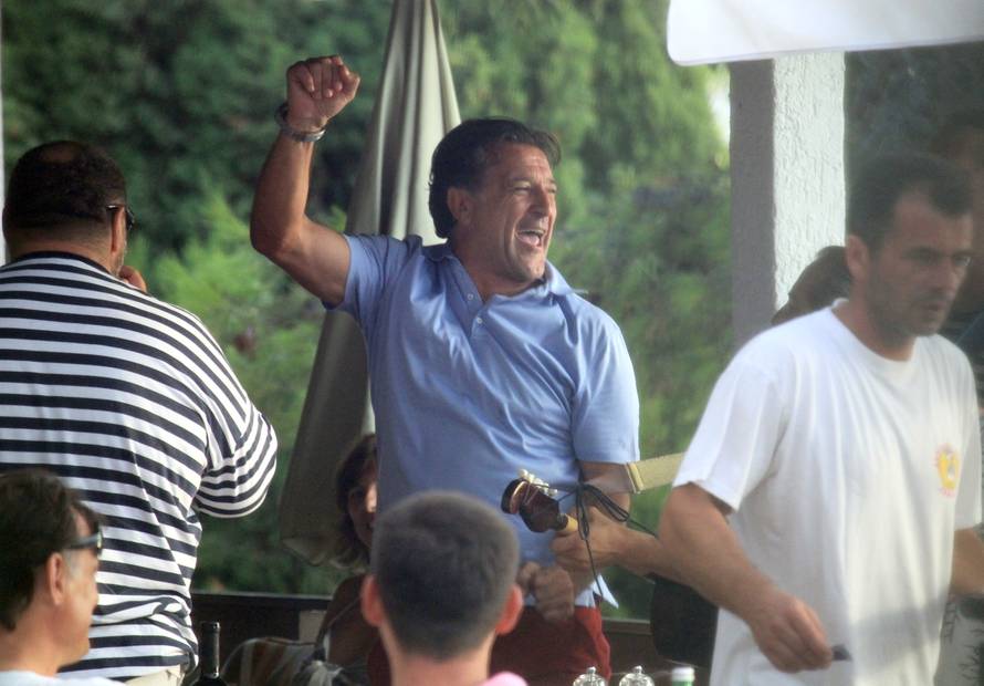 ARHIVA - 2010. Hvar: Nakon Dinamovog poraza Zdravko Mami? iz sveg glasa pjevao dalmatinske pjesme