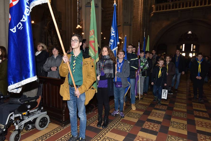 Zagreb: Unošenje Betlehemskog svjetla mira u katedralu