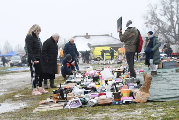 Koprivnica: Zimski uvjeti smanjili broj prodavača na koprivničkom buvljaku