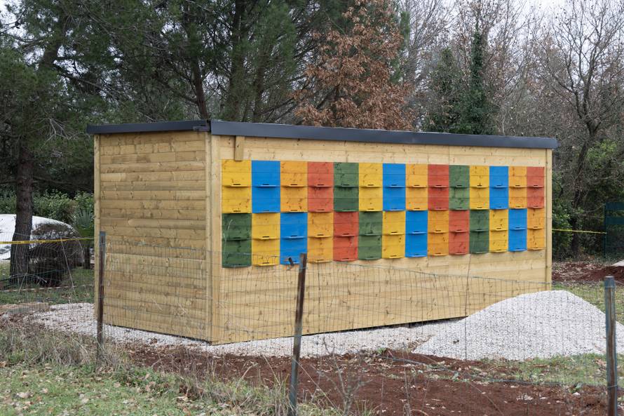 Umag: Ilegalni apartman zamaskirali u košnicu i postavili natpis "Čuvaj se pčela"