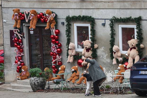 Zagreb: Kuća u Maloj ulici ukrašena za advent