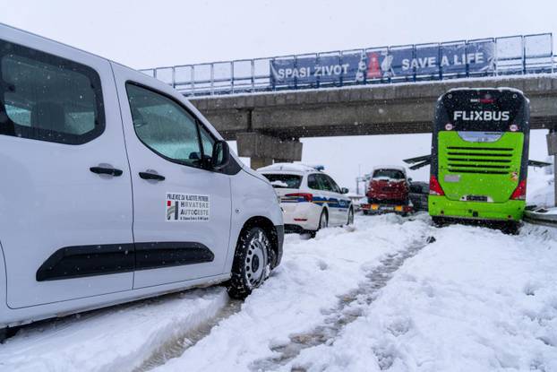 Lančani sudar busa i pet automobila kod Gospića