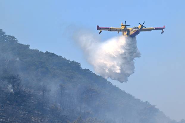 FOTO Kanaderi cijeli dan u akciji: Pogledajte kako gase požare diljem Dalmacije