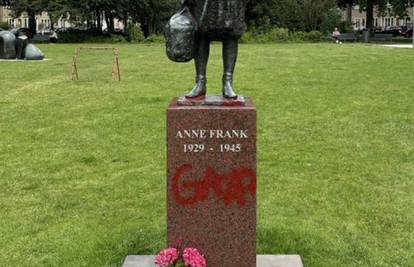 Na kipu Anne Frank crvenom bojom ispisana riječ "Gaza"