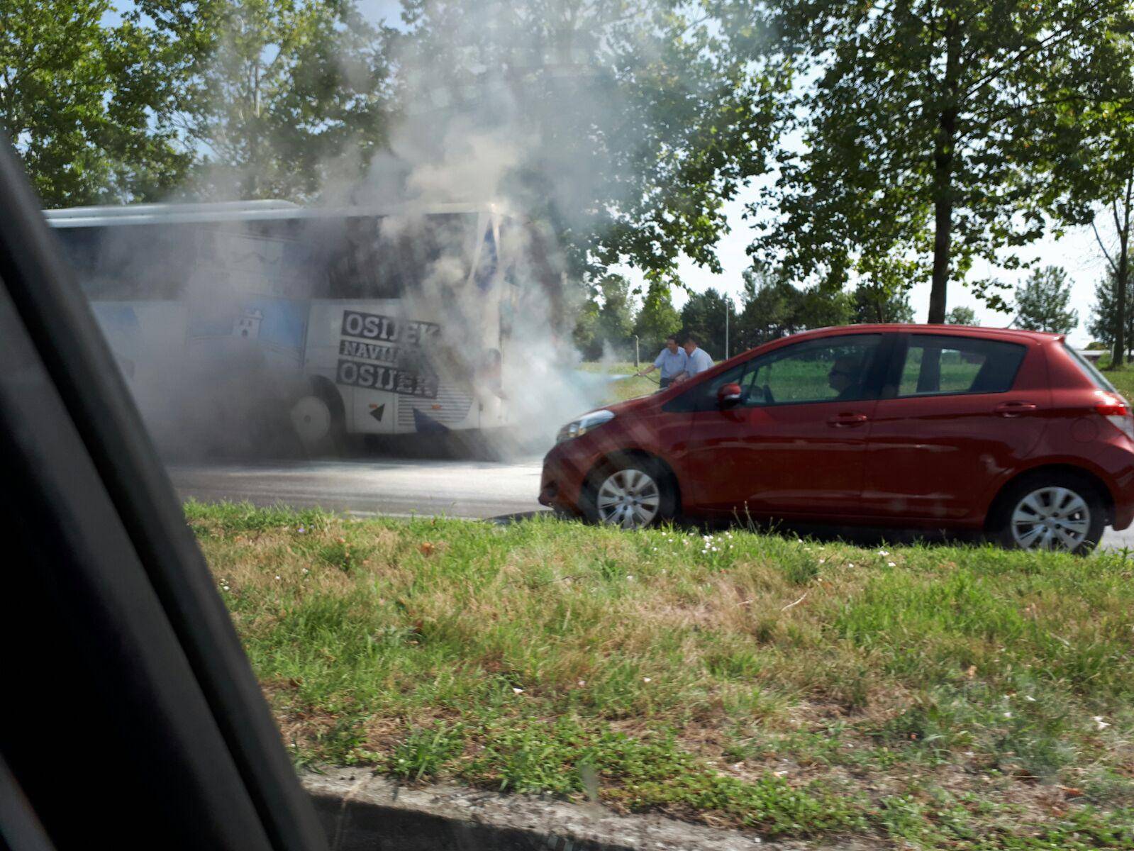 Buktinja na Slavonskoj Aveniji: Zapalio se autobus NK Osijek