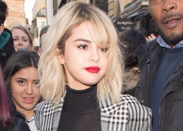 Selena Gomez wardrobe malfunction!