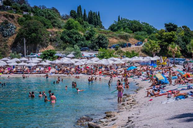 Gužva na splitskoj plaži Kasjuni podno Marjana