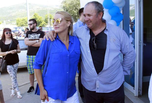 Modne kombinacije Fani Kerum: Od ležernih košulja do haljinica