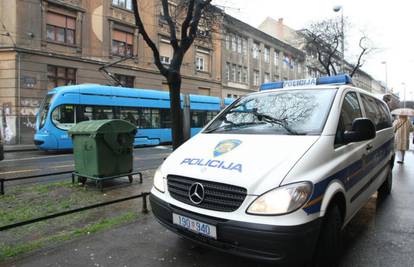 Zagreb: Četvero ljudi ozlijedilo se u sudaru dva automobila