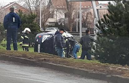 Muž ispuzao van kroz šiber, a ženu iz auta izvukli vatrogasci