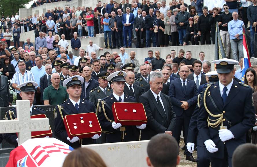 Imotska krajina oprostila se od svoga komodora Ivice Tolića