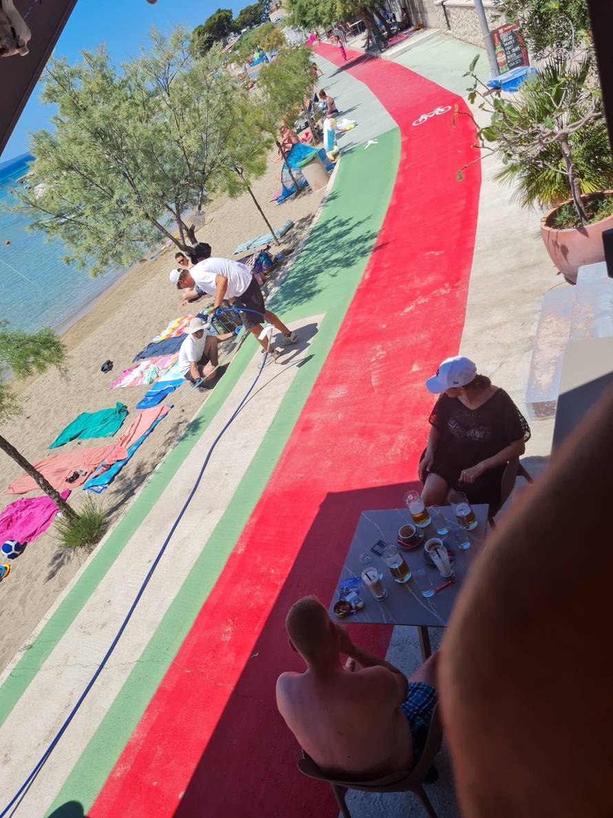 FOTO More, sunce i lak! Dragi turisti, dobrodošli: 'Oni farbaju, a djeca na plaži udišu taj otrov'