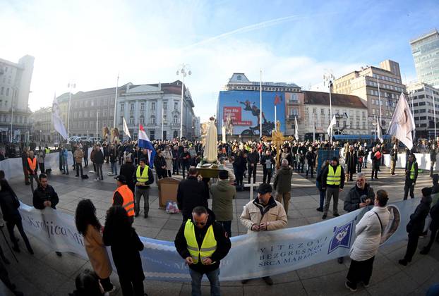 Zagreb: Molitelji i prosvjednici okupili se na Trgu bana Josipa Jelačića