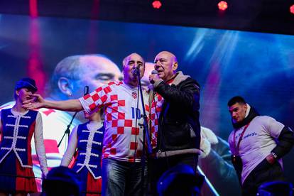 Zadar: Livaković i Erlić na bini u društvu Mladena Grdovića pjevali okupljenima