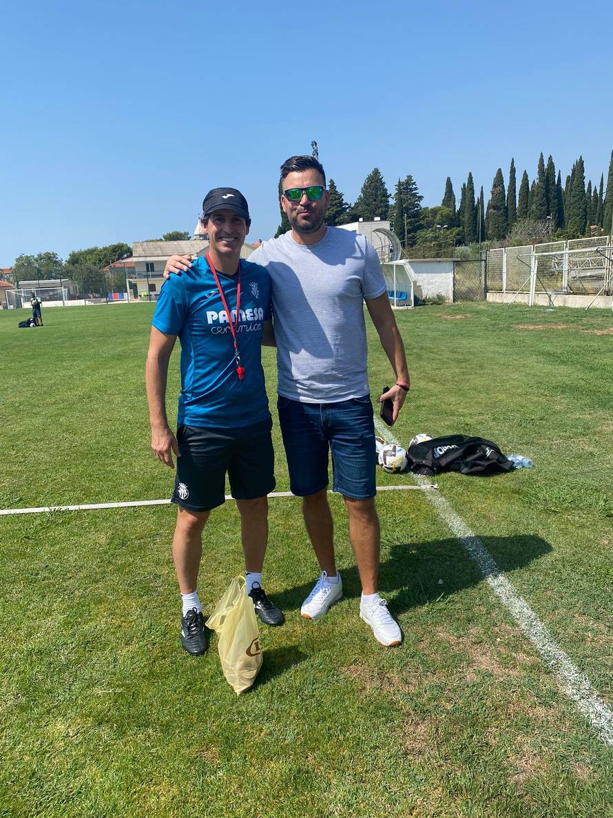 Krasna gesta 'žute podmornice': Trenirali kod Sloge Mravince i djeci darovali dresove i poklone