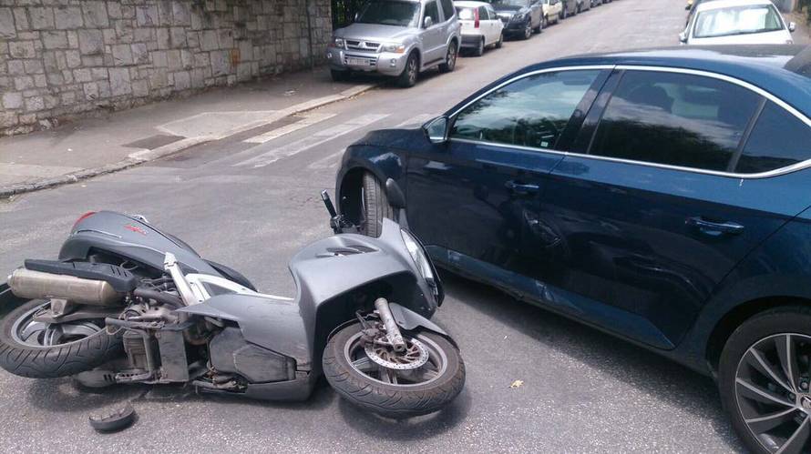 Glavni tajnik SDP-a službenim autom naletio na motociklista