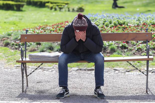 Zagreb:  Podjela hrane volontera Crvenog križa u parku Zrinjevac