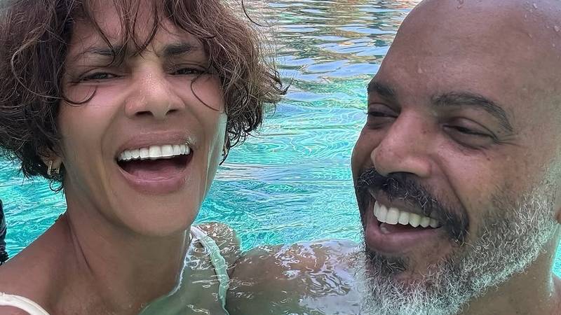 Halle Berry objavila fotku svog zaručnika, on gol pliva u bazenu