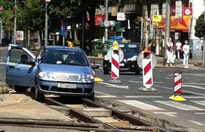 Zagreb: Još jedan automobil upao je na tramvajske tračnice  