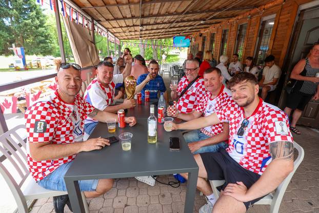 SP 2026 Mississauga: Hrvatski navijači pozirali sa replikom pehara SP-a