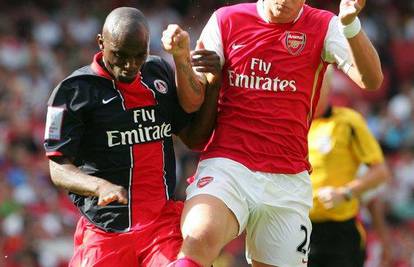 Nicklas Bendtner produljio s Arsenalom na tri godine