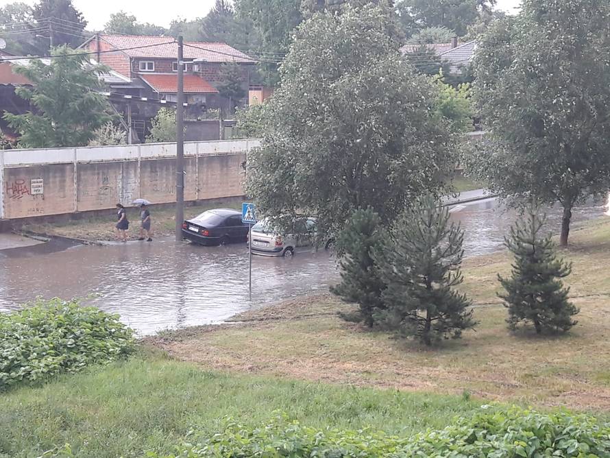 Olujno nevrijeme u Karlovcu: Muškarca su spašavali iz vode