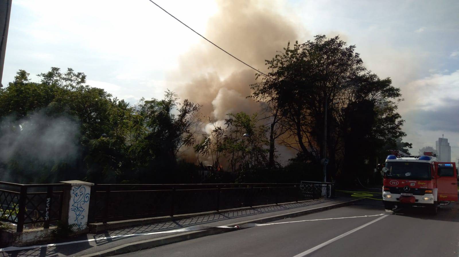 Video: Kod Botaničkog vrta gori raslinje i građevinski otpad