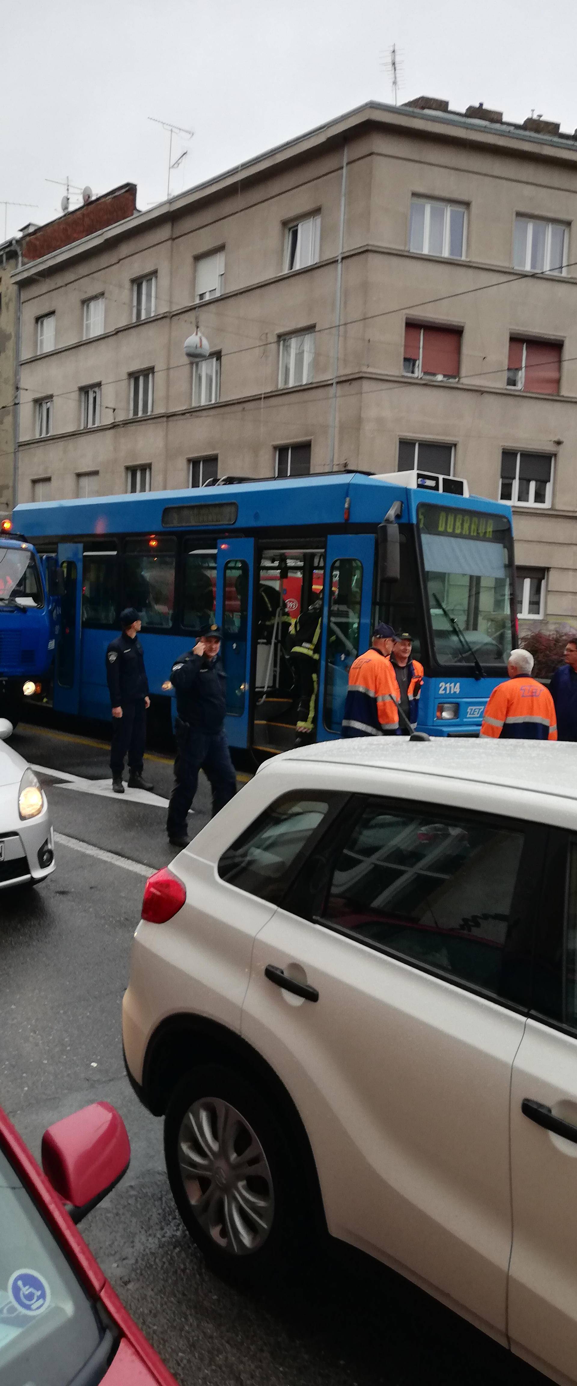 Gorio tramvaj u Zagrebu: 'Nije se moglo disati, trčali smo van'