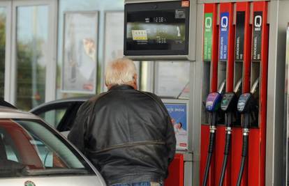Već četvrti tjedan za redom drastično padaju cijene goriva