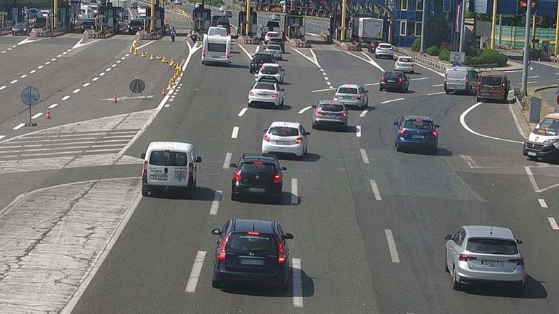 Live shock weekend! Already the crowd on the highway began the path of the sea: ‘We drive in a column on A1 …’