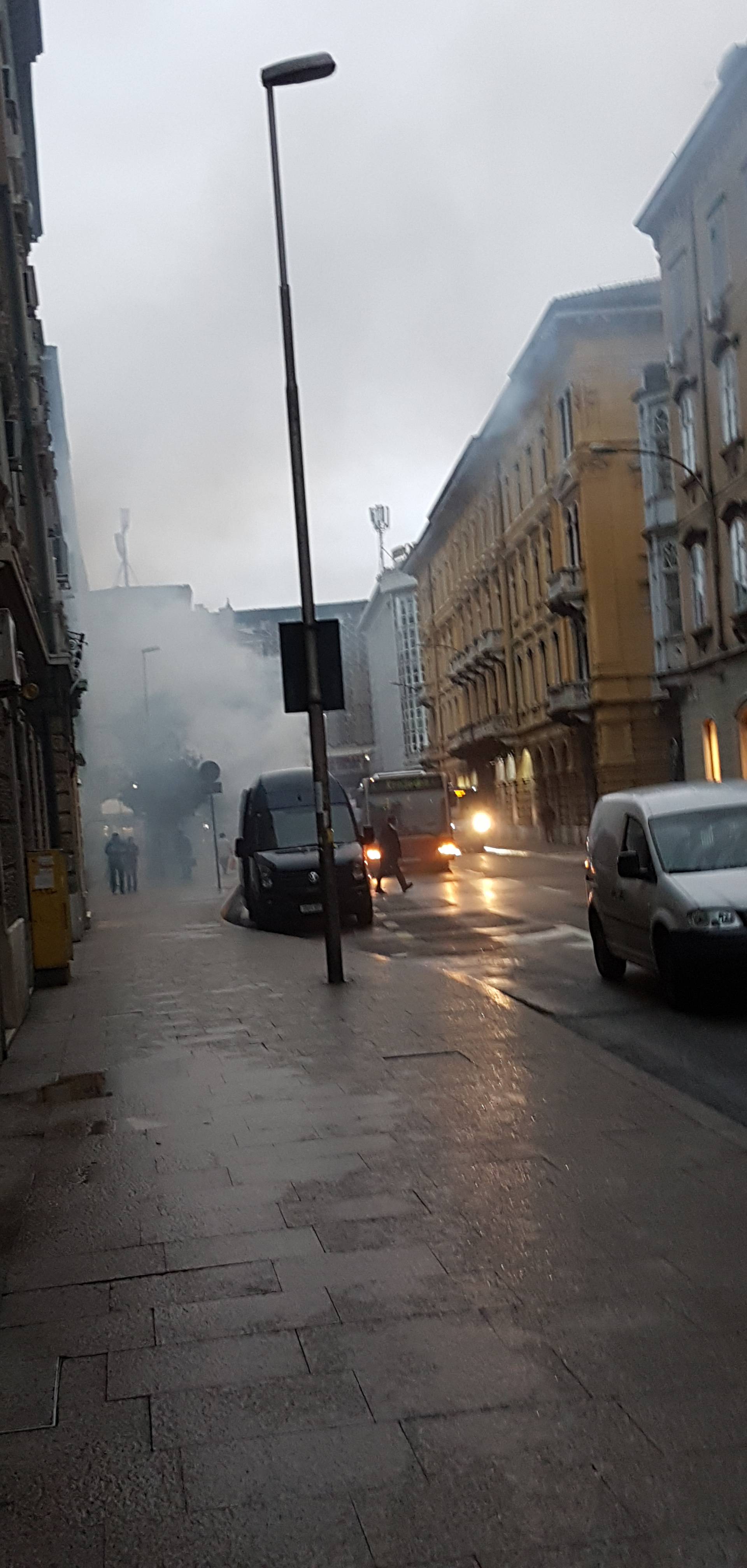 Auto se zapalio u vožnji usred Rijeke, vozač izašao na vrijeme