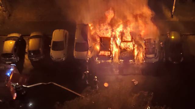VIDEO Izgorjela četiri auta: 'Taman sam se vraćao kući, jako je smrdjelo, šikljao je crni dim'