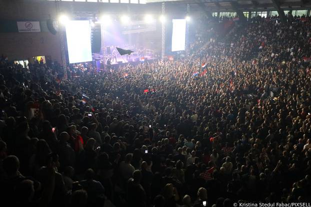 Koncert: Tisuće ljudi okupljeno na koncertu Thompsona u dvorani Mladost