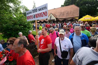 FOTO Veselo u Kumrovcu: Tisuće na obilježavanju rođendana Tita, stigao i Stjepan Mesić